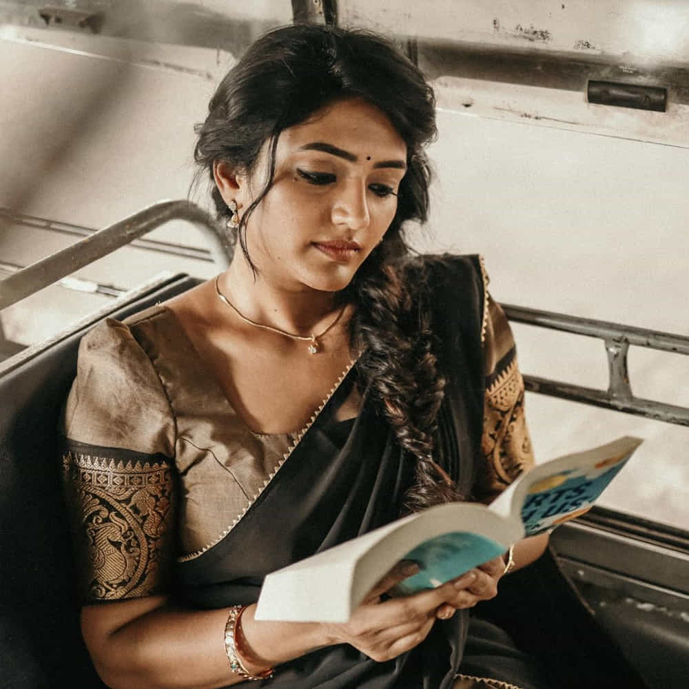 టాలీవుడ్ తెలుగింటి అందం ఈషా రెబ్బా అంతకుముందు ఆ తర్వాత చిత్రంతో వెండితెరకు పరిచయమైంది. మొదటి సినిమాతోనే మంచి మార్కులు తెచ్చుకుంది. నిషా కళ్లతో కుర్రకారును చంపేస్తోన్న తెలుగమ్మాయి ఈషా ఫోటోషూట్ మాములుగా లేదుగా.