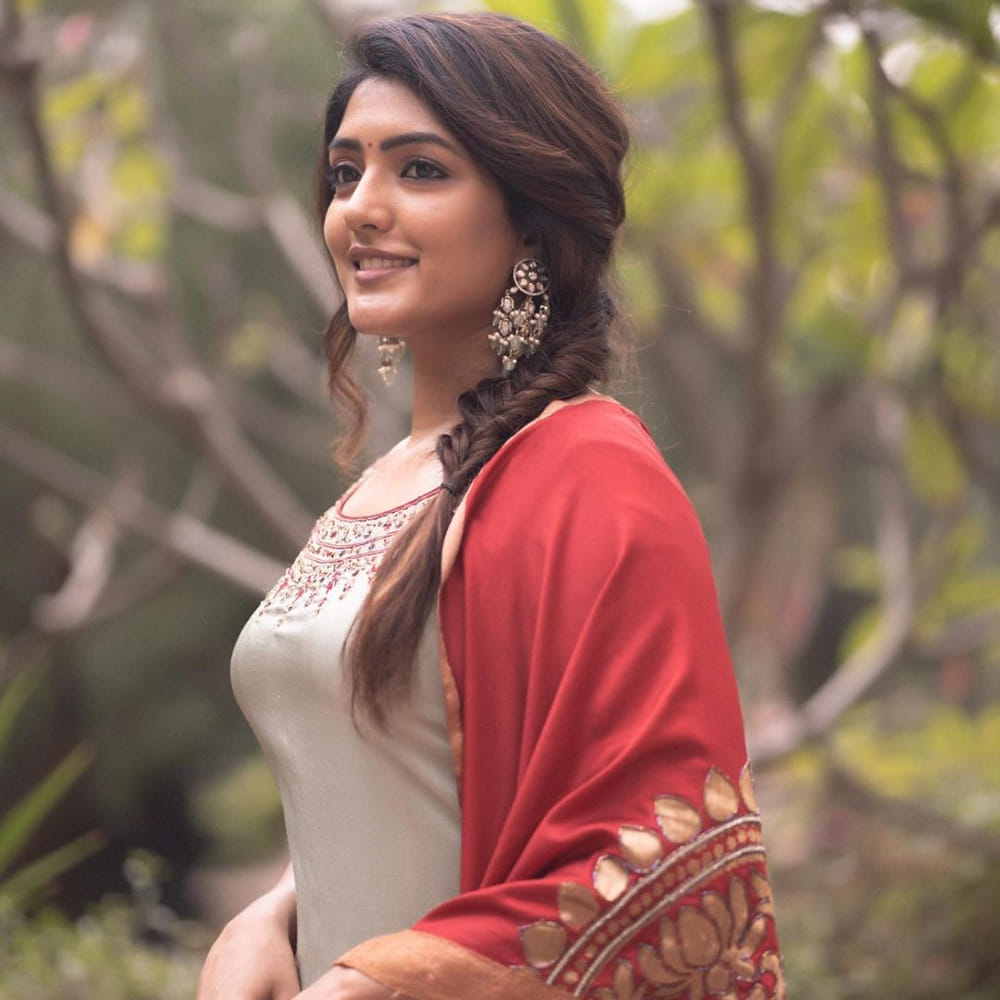 టాలీవుడ్ తెలుగింటి అందం ఈషా రెబ్బా అంతకుముందు ఆ తర్వాత చిత్రంతో వెండితెరకు పరిచయమైంది. మొదటి సినిమాతోనే మంచి మార్కులు తెచ్చుకుంది. నిషా కళ్లతో కుర్రకారును చంపేస్తోన్న తెలుగమ్మాయి ఈషా ఫోటోషూట్ మాములుగా లేదుగా.