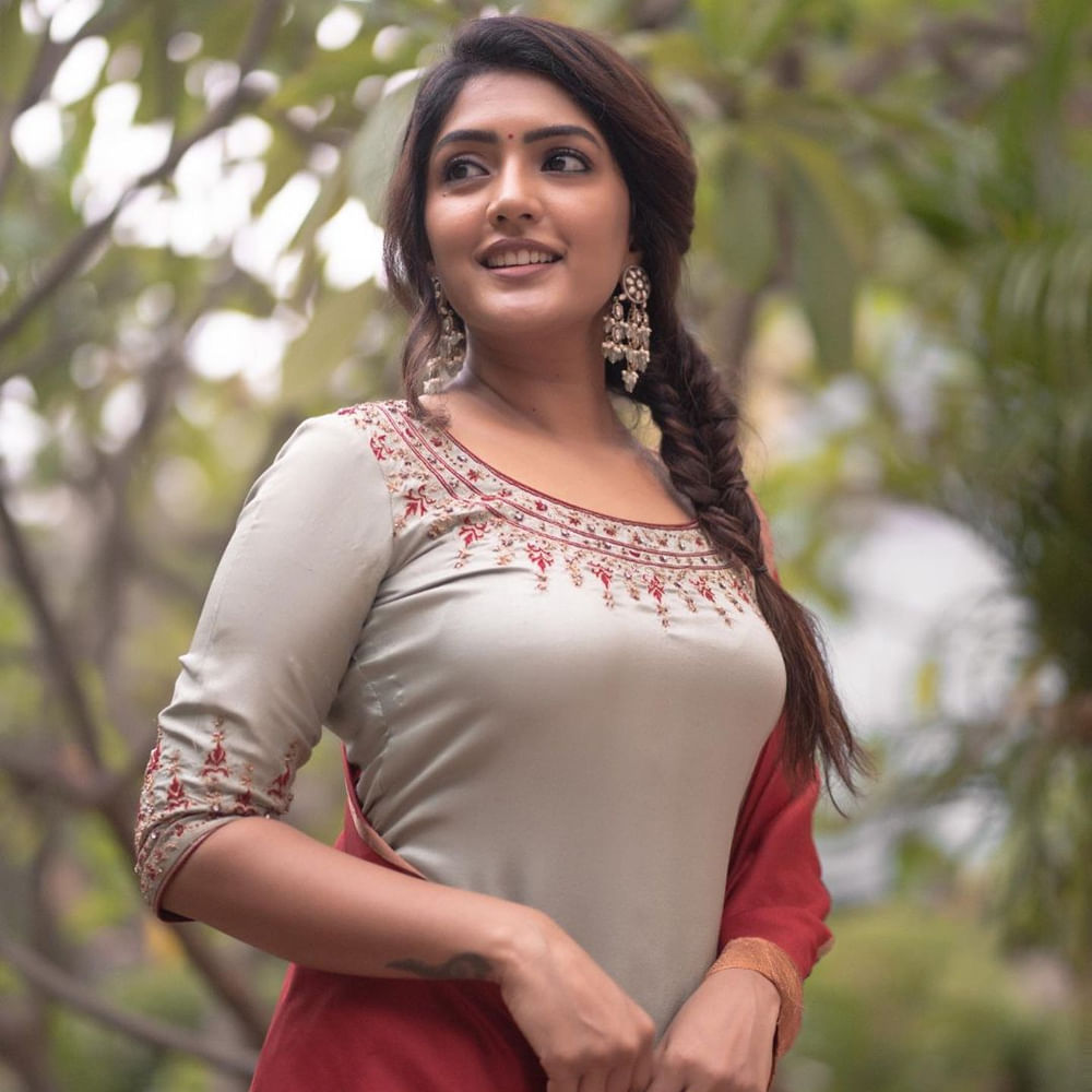 టాలీవుడ్ తెలుగింటి అందం ఈషా రెబ్బా అంతకుముందు ఆ తర్వాత చిత్రంతో వెండితెరకు పరిచయమైంది. మొదటి సినిమాతోనే మంచి మార్కులు తెచ్చుకుంది. నిషా కళ్లతో కుర్రకారును చంపేస్తోన్న తెలుగమ్మాయి ఈషా ఫోటోషూట్ మాములుగా లేదుగా.