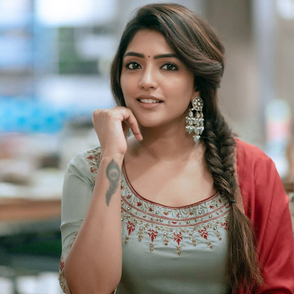 టాలీవుడ్ తెలుగింటి అందం ఈషా రెబ్బా అంతకుముందు ఆ తర్వాత చిత్రంతో వెండితెరకు పరిచయమైంది. మొదటి సినిమాతోనే మంచి మార్కులు తెచ్చుకుంది. నిషా కళ్లతో కుర్రకారును చంపేస్తోన్న తెలుగమ్మాయి ఈషా ఫోటోషూట్ మాములుగా లేదుగా.