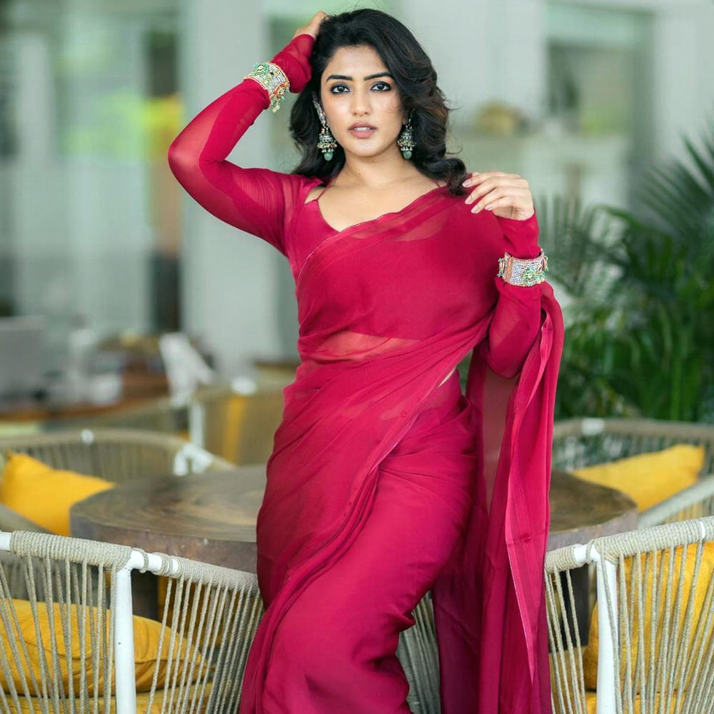 టాలీవుడ్ తెలుగింటి అందం ఈషా రెబ్బా అంతకుముందు ఆ తర్వాత చిత్రంతో వెండితెరకు పరిచయమైంది. మొదటి సినిమాతోనే మంచి మార్కులు తెచ్చుకుంది. నిషా కళ్లతో కుర్రకారును చంపేస్తోన్న తెలుగమ్మాయి ఈషా ఫోటోషూట్ మాములుగా లేదుగా.