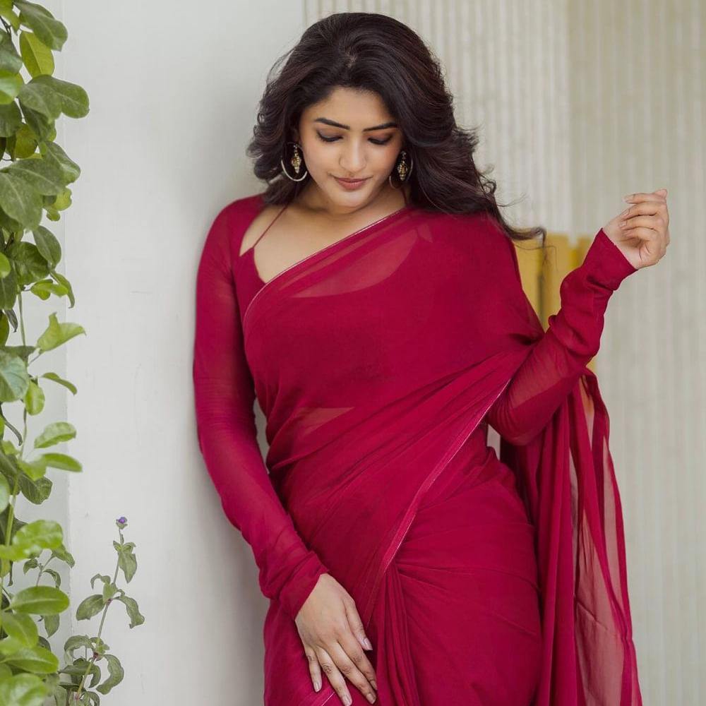 టాలీవుడ్ తెలుగింటి అందం ఈషా రెబ్బా అంతకుముందు ఆ తర్వాత చిత్రంతో వెండితెరకు పరిచయమైంది. మొదటి సినిమాతోనే మంచి మార్కులు తెచ్చుకుంది. నిషా కళ్లతో కుర్రకారును చంపేస్తోన్న తెలుగమ్మాయి ఈషా ఫోటోషూట్ మాములుగా లేదుగా.