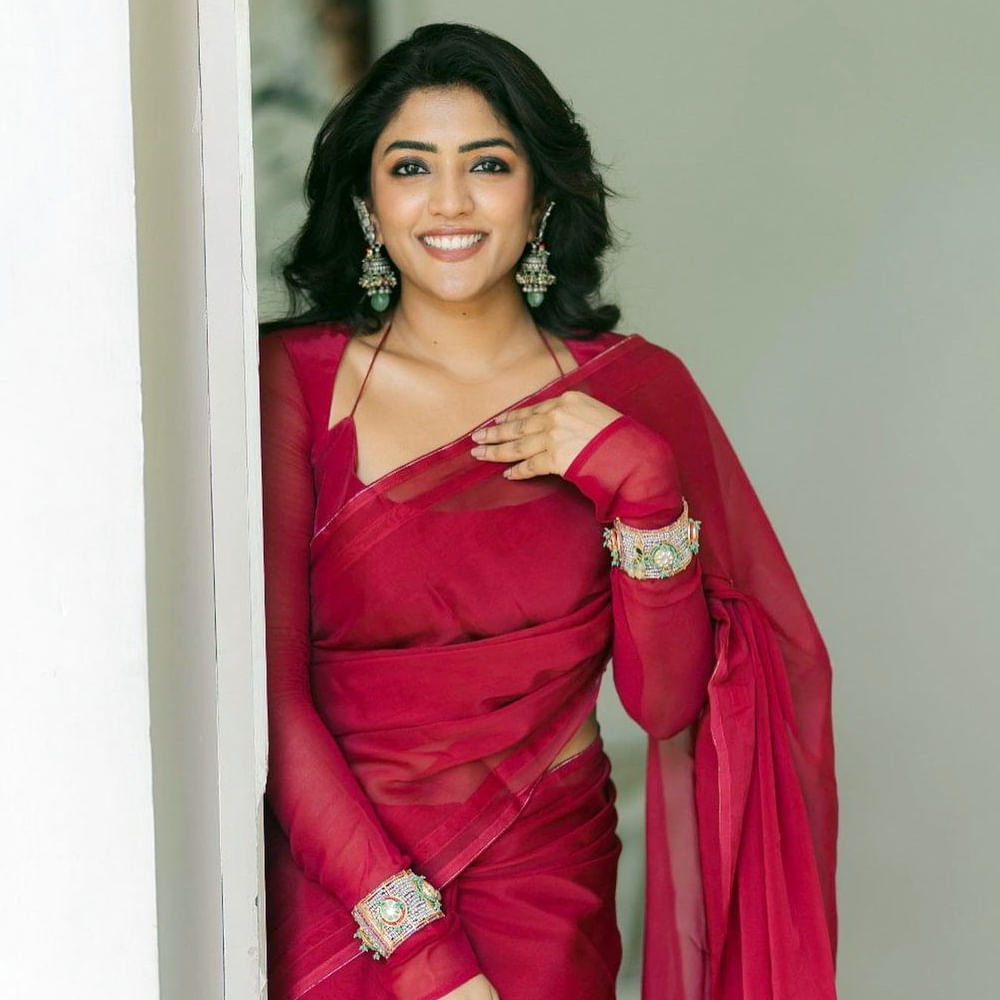 టాలీవుడ్ తెలుగింటి అందం ఈషా రెబ్బా అంతకుముందు ఆ తర్వాత చిత్రంతో వెండితెరకు పరిచయమైంది. మొదటి సినిమాతోనే మంచి మార్కులు తెచ్చుకుంది. నిషా కళ్లతో కుర్రకారును చంపేస్తోన్న తెలుగమ్మాయి ఈషా ఫోటోషూట్ మాములుగా లేదుగా.