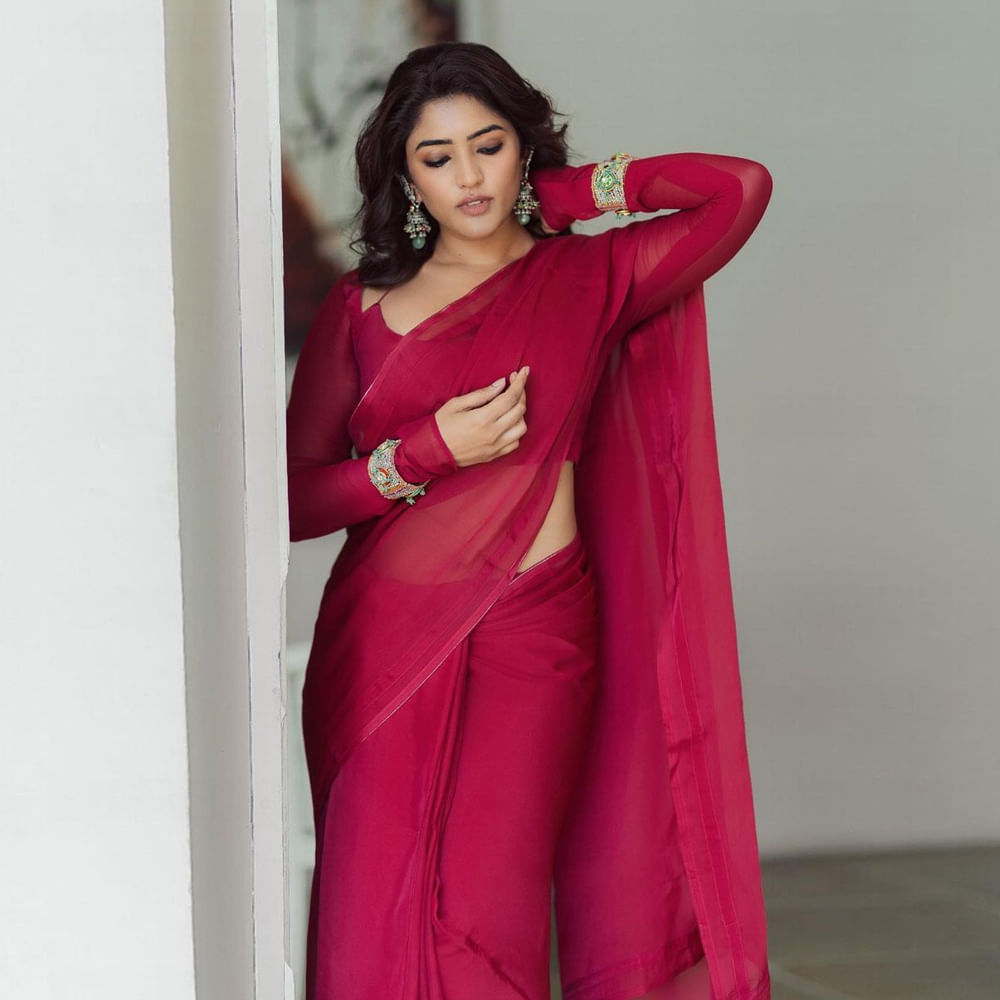 టాలీవుడ్ తెలుగింటి అందం ఈషా రెబ్బా అంతకుముందు ఆ తర్వాత చిత్రంతో వెండితెరకు పరిచయమైంది. మొదటి సినిమాతోనే మంచి మార్కులు తెచ్చుకుంది. నిషా కళ్లతో కుర్రకారును చంపేస్తోన్న తెలుగమ్మాయి ఈషా ఫోటోషూట్ మాములుగా లేదుగా.