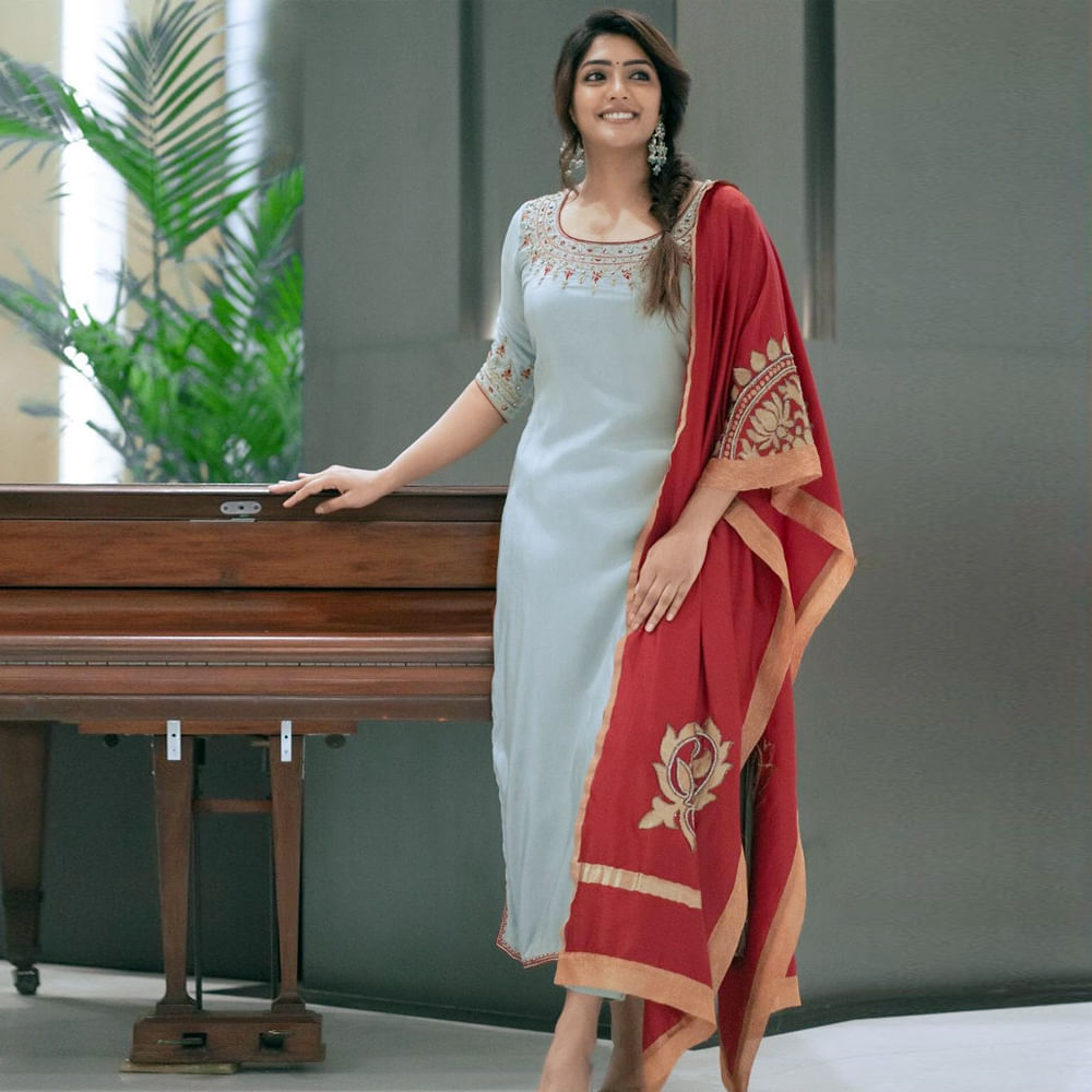 టాలీవుడ్ తెలుగింటి అందం ఈషా రెబ్బా అంతకుముందు ఆ తర్వాత చిత్రంతో వెండితెరకు పరిచయమైంది. మొదటి సినిమాతోనే మంచి మార్కులు తెచ్చుకుంది. నిషా కళ్లతో కుర్రకారును చంపేస్తోన్న తెలుగమ్మాయి ఈషా ఫోటోషూట్ మాములుగా లేదుగా.