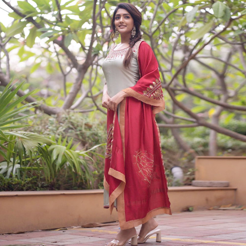 టాలీవుడ్ తెలుగింటి అందం ఈషా రెబ్బా అంతకుముందు ఆ తర్వాత చిత్రంతో వెండితెరకు పరిచయమైంది. మొదటి సినిమాతోనే మంచి మార్కులు తెచ్చుకుంది. నిషా కళ్లతో కుర్రకారును చంపేస్తోన్న తెలుగమ్మాయి ఈషా ఫోటోషూట్ మాములుగా లేదుగా.