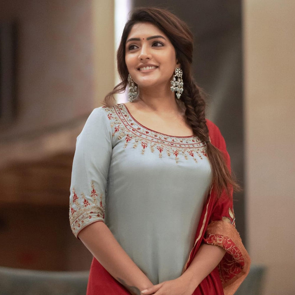 టాలీవుడ్ తెలుగింటి అందం ఈషా రెబ్బా అంతకుముందు ఆ తర్వాత చిత్రంతో వెండితెరకు పరిచయమైంది. మొదటి సినిమాతోనే మంచి మార్కులు తెచ్చుకుంది. నిషా కళ్లతో కుర్రకారును చంపేస్తోన్న తెలుగమ్మాయి ఈషా ఫోటోషూట్ మాములుగా లేదుగా.