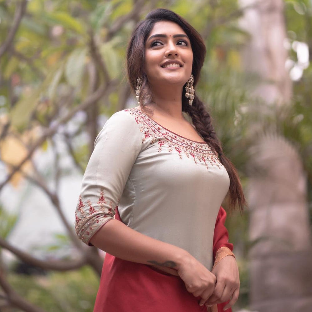 టాలీవుడ్ తెలుగింటి అందం ఈషా రెబ్బా అంతకుముందు ఆ తర్వాత చిత్రంతో వెండితెరకు పరిచయమైంది. మొదటి సినిమాతోనే మంచి మార్కులు తెచ్చుకుంది. నిషా కళ్లతో కుర్రకారును చంపేస్తోన్న తెలుగమ్మాయి ఈషా ఫోటోషూట్ మాములుగా లేదుగా.