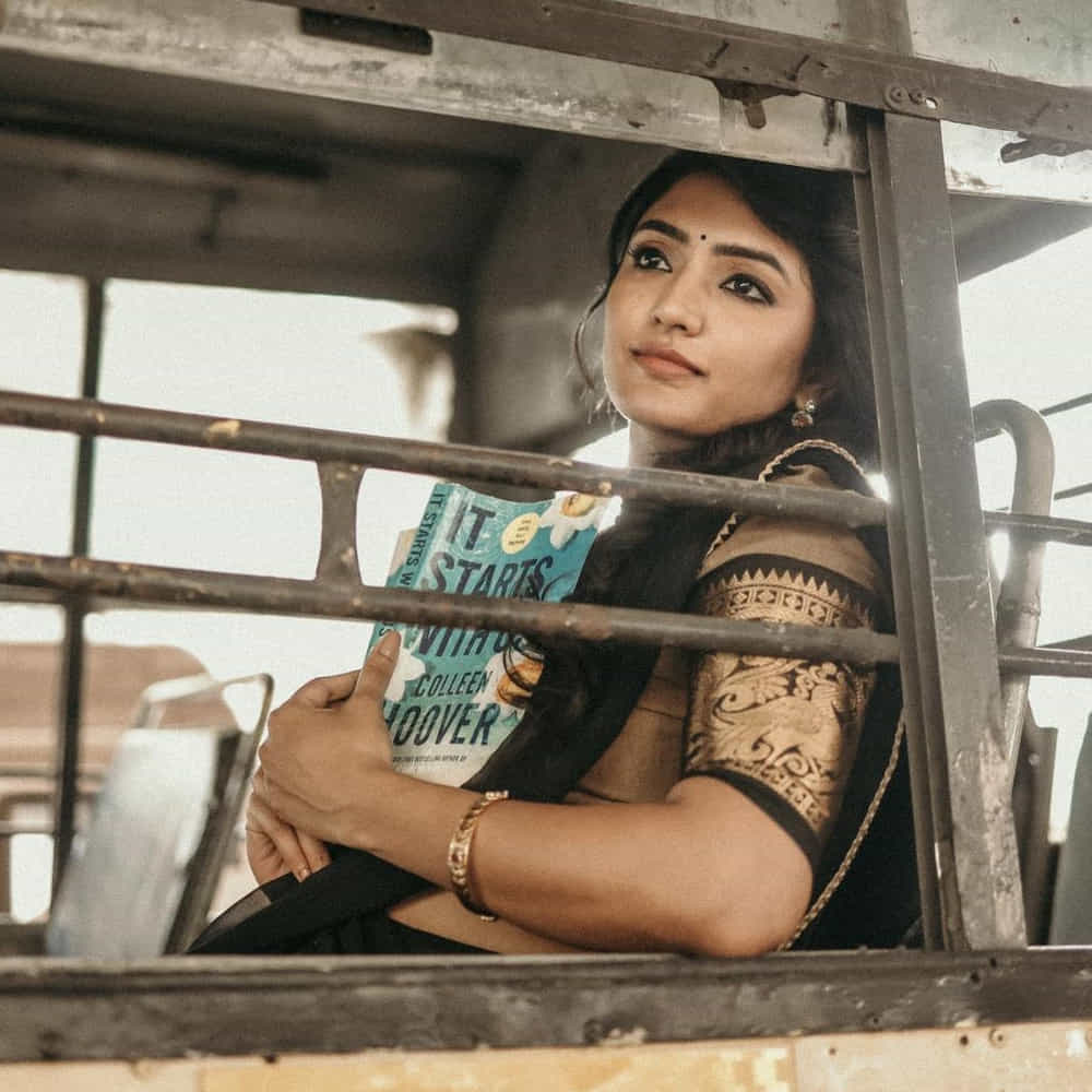 టాలీవుడ్ తెలుగింటి అందం ఈషా రెబ్బా అంతకుముందు ఆ తర్వాత చిత్రంతో వెండితెరకు పరిచయమైంది. మొదటి సినిమాతోనే మంచి మార్కులు తెచ్చుకుంది. నిషా కళ్లతో కుర్రకారును చంపేస్తోన్న తెలుగమ్మాయి ఈషా ఫోటోషూట్ మాములుగా లేదుగా.