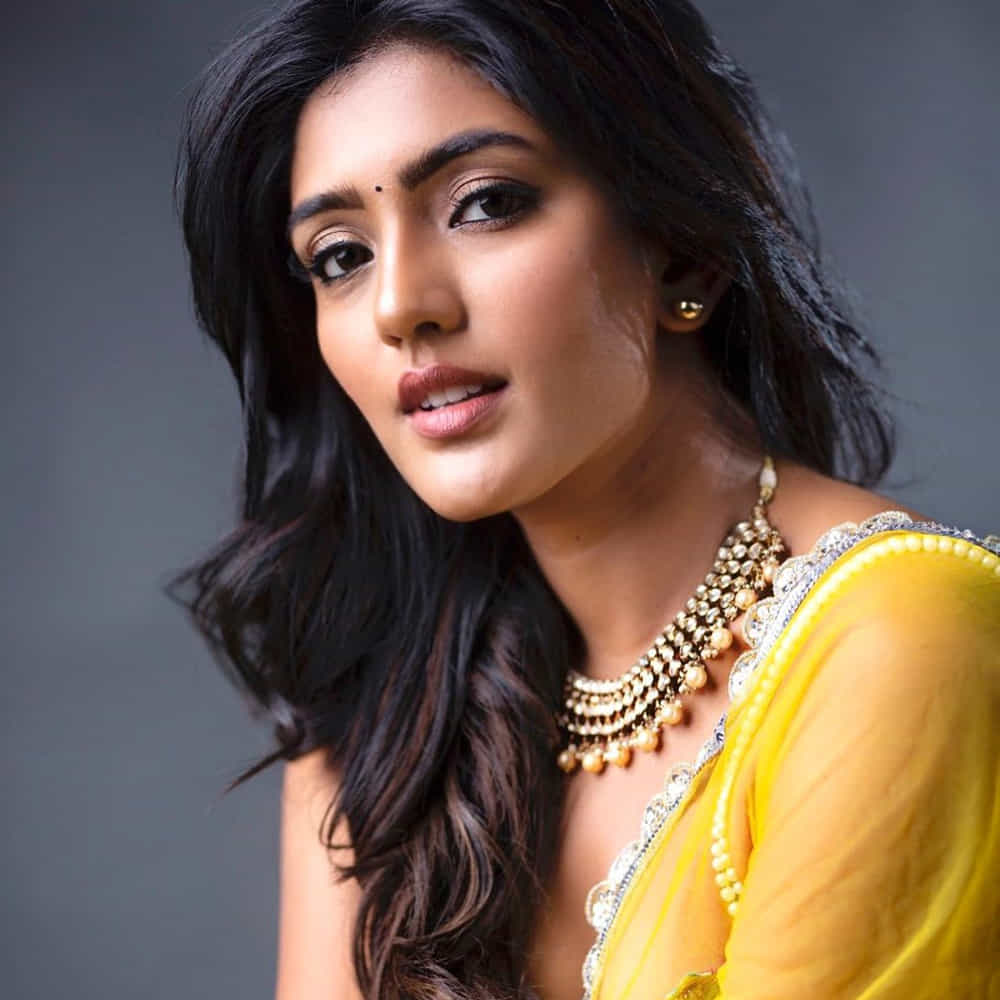 అంతకుముందు ఆ తర్వాత చిత్రంతో ఇండస్ట్రీలో అడుగుపెట్టింది అందాల తార ఈషా రెబ్బ. తొలి చిత్రంతోనే అందం అభినయంతో ఆకట్టుకుంది ఈ భామ. ఎన్టీఆర్ అరవింద సమేత చిత్రంలో పూజాహెగ్డే సోదరిగా మెప్పించింది ఈ బ్యూటీ. 2021లో ఆహాలో 3 రోజెస్ వెబ్ సిరీస్ తో ఆకట్టుకుంది ఈ ముద్దుగుమ్మ. ప్రస్తుతం సుదీర్ బాబు సరసన మామ మశ్చేంద్ర చిత్రంలో చేస్తుంది ఈ వయ్యారి.