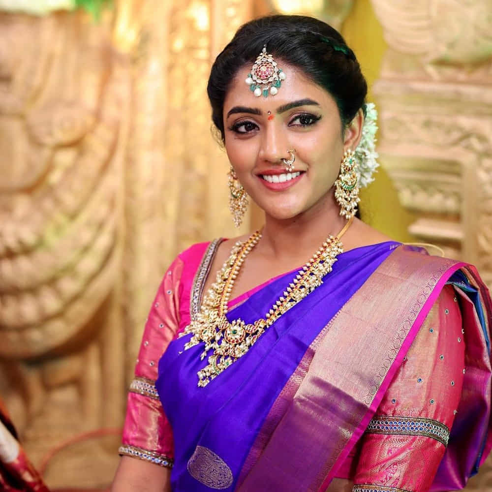 అంతకుముందు ఆ తర్వాత చిత్రంతో ఇండస్ట్రీలో అడుగుపెట్టింది అందాల తార ఈషా రెబ్బ. తొలి చిత్రంతోనే అందం అభినయంతో ఆకట్టుకుంది ఈ భామ. ఎన్టీఆర్ అరవింద సమేత చిత్రంలో పూజాహెగ్డే సోదరిగా మెప్పించింది ఈ బ్యూటీ. 2021లో ఆహాలో 3 రోజెస్ వెబ్ సిరీస్ తో ఆకట్టుకుంది ఈ ముద్దుగుమ్మ. ప్రస్తుతం సుదీర్ బాబు సరసన మామ మశ్చేంద్ర చిత్రంలో చేస్తుంది ఈ వయ్యారి.
