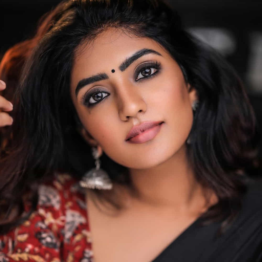 అంతకుముందు ఆ తర్వాత చిత్రంతో ఇండస్ట్రీలో అడుగుపెట్టింది అందాల తార ఈషా రెబ్బ. తొలి చిత్రంతోనే అందం అభినయంతో ఆకట్టుకుంది ఈ భామ. ఎన్టీఆర్ అరవింద సమేత చిత్రంలో పూజాహెగ్డే సోదరిగా మెప్పించింది ఈ బ్యూటీ. 2021లో ఆహాలో 3 రోజెస్ వెబ్ సిరీస్ తో ఆకట్టుకుంది ఈ ముద్దుగుమ్మ. ప్రస్తుతం సుదీర్ బాబు సరసన మామ మశ్చేంద్ర చిత్రంలో చేస్తుంది ఈ వయ్యారి.
