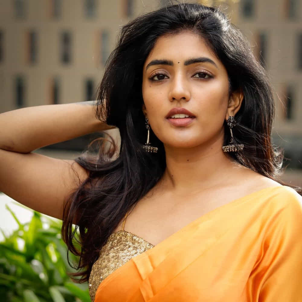 అంతకుముందు ఆ తర్వాత చిత్రంతో ఇండస్ట్రీలో అడుగుపెట్టింది అందాల తార ఈషా రెబ్బ. తొలి చిత్రంతోనే అందం అభినయంతో ఆకట్టుకుంది ఈ భామ. ఎన్టీఆర్ అరవింద సమేత చిత్రంలో పూజాహెగ్డే సోదరిగా మెప్పించింది ఈ బ్యూటీ. 2021లో ఆహాలో 3 రోజెస్ వెబ్ సిరీస్ తో ఆకట్టుకుంది ఈ ముద్దుగుమ్మ. ప్రస్తుతం సుదీర్ బాబు సరసన మామ మశ్చేంద్ర చిత్రంలో చేస్తుంది ఈ వయ్యారి.