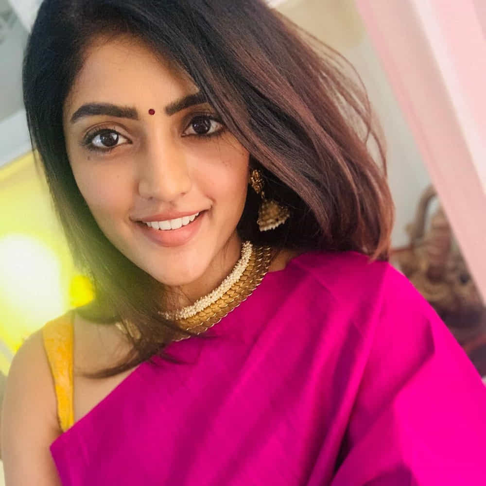 అంతకుముందు ఆ తర్వాత చిత్రంతో ఇండస్ట్రీలో అడుగుపెట్టింది అందాల తార ఈషా రెబ్బ. తొలి చిత్రంతోనే అందం అభినయంతో ఆకట్టుకుంది ఈ భామ. ఎన్టీఆర్ అరవింద సమేత చిత్రంలో పూజాహెగ్డే సోదరిగా మెప్పించింది ఈ బ్యూటీ. 2021లో ఆహాలో 3 రోజెస్ వెబ్ సిరీస్ తో ఆకట్టుకుంది ఈ ముద్దుగుమ్మ. ప్రస్తుతం సుదీర్ బాబు సరసన మామ మశ్చేంద్ర చిత్రంలో చేస్తుంది ఈ వయ్యారి.