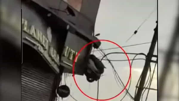Viral video: హైటెన్షన్ వైర్లలో చిక్కుకున్న స్కూటర్.. ఎలా ఎగిరిపోయిందంటారు..?