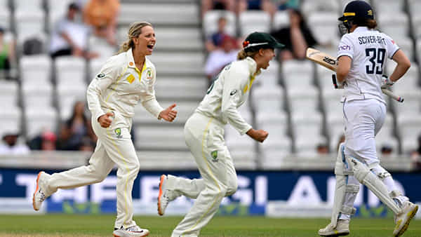 Women’s Ashes: అబ్బాయిలే కాదు, అమ్మాయిలూ అద్దరగొట్టేశారు.. ఇంగ్లాండ్పై ఆసీస్ విజయం.. బ్యూమాంట్ డబుల్ సెంచరీ వృథా..