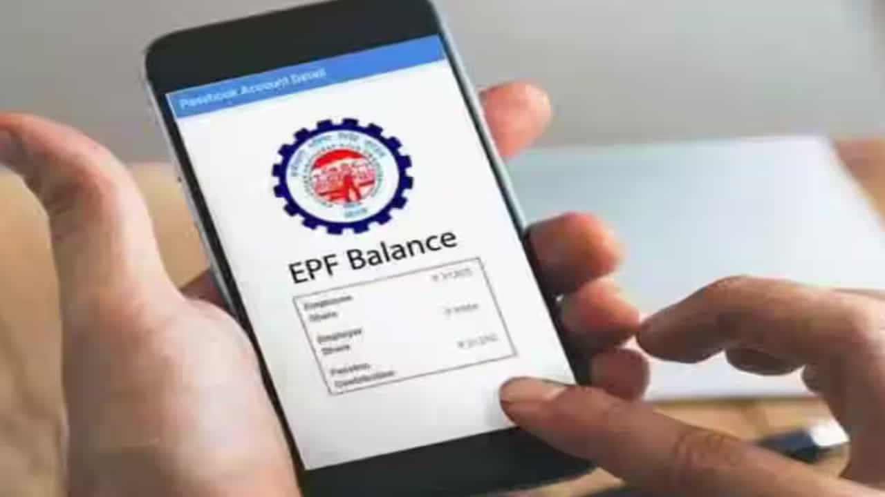 EPFO వివాహంతో ముడిపడి ఉన్న ఆర్థిక ఒత్తిడిని అర్థం చేసుకుంటుంది. అర్హత కలిగిన చందాదారులు వివాహ సంబంధిత ఖర్చులను తీర్చడానికి వారి PF ఖాతా నుండి డబ్బును ఉపసంహరించుకోవడానికి అనుమతిస్తుంది. EPFO నిబంధనల ప్రకారం, ఒక వ్యక్తి తన వివాహం, తోబుట్టువుల వివాహం లేదా అతని పిల్లల వివాహం కోసం PF ఖాతా నుండి తన మొత్తం సహకారంలో (ఉద్యోగి యొక్క వాటా - పెరిగిన వడ్డీ) 50% వరకు ఉపసంహరించుకోవచ్చు. అయితే, అటువంటి ఉపసంహరణకు అర్హత పొందడానికి కొన్ని షరతులు ప్రమాణాలు తప్పనిసరిగా పాటించాలి.