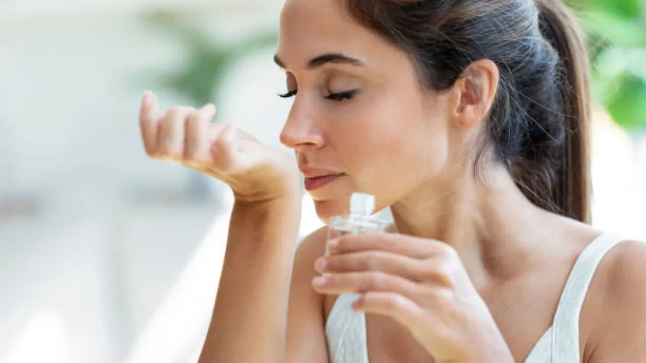 మీరు అకస్మాత్తుగా పెర్ఫ్యూమ్ అయిపోతే ఏం చేయాలి..? సువాసన పొందడానికి మీరు ముఖ్యమైన నూనెను ఎంచుకోవచ్చు. అవును, ముఖ్యమైన నూనెలు పెర్ఫ్యూమ్‌లుగా పని చేస్తాయి. అయితే ఏ ముఖ్యమైన నూనెను ఎంచుకోవాలో మీకు తెలుసా?