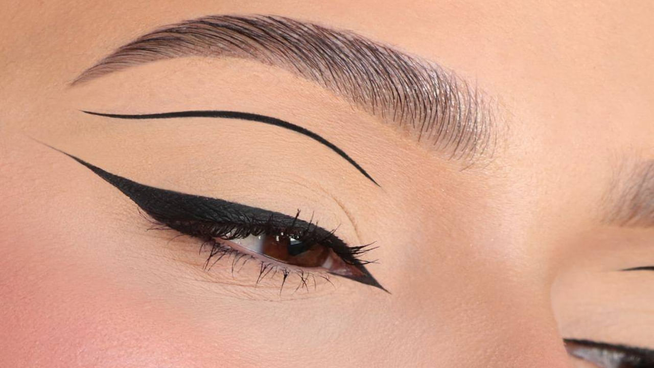 కంటి ప్రాంతానికి అప్లై చేసిన తర్వాత ఐషాడో బ్రష్ లేదా వేళ్లతో కంటి అంచున పౌడర్ వేయండి. ఇది మీ కాటుక రోజంతా ఉండేలా చేస్తుంది.