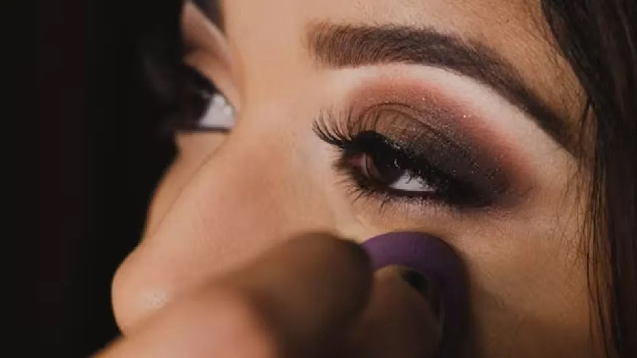 కాబట్టి మీ కంటి అందాన్ని మెరుగుపరచుకోవడానికి ఐ షాడోను అప్లై చేసే సరైన మార్గం గురించి తెలుసుకుందాం. ఇది రోజంతా కాటుకను ఉండటానికి సహాయపడుతుంది.