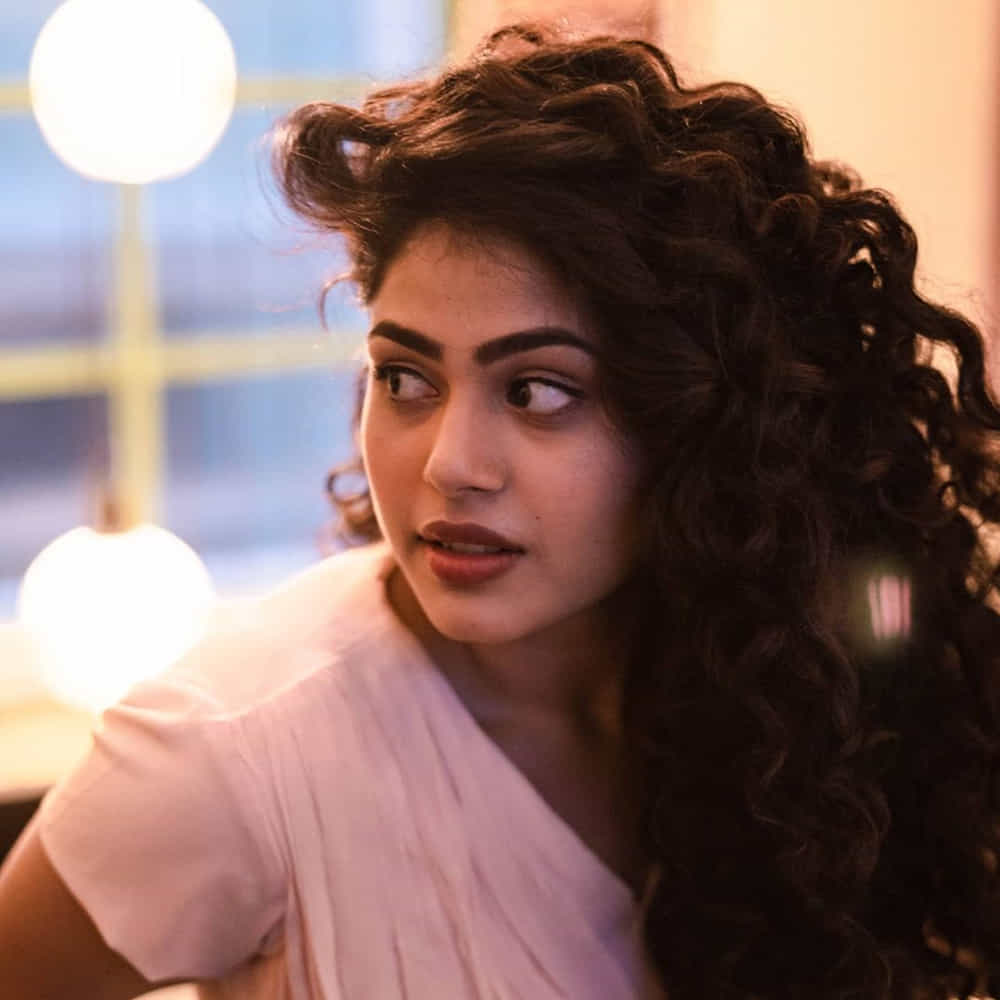 హైదరాబాదీ బ్యూటీ ఫరియా అబ్దుల్లా.. ఒకే ఒక్క సినిమాతో క్రేజీ హీరోయిన్ గా మారిపోయింది. జాతిరత్నాలు సినిమాతో ఫరియా అబ్దుల్లాకు మంచి గ్లామరస్ తారగా గుర్తింపు వచ్చింది. ఇక సోషల్ మీడియా ఫాలోయింగ్ లోను ఈ అమ్మడు దూసుకుపోతుంది. హాట్ ఫోటోస్ తో కుర్రకారును ఉర్రుతలూగిస్తుంది. తాజాగా పోస్ట్ చేసిన ఫొటోస్ అయితే నెక్స్ట్ లెవల్ అంటున్నారు ఫ్యాన్స్..