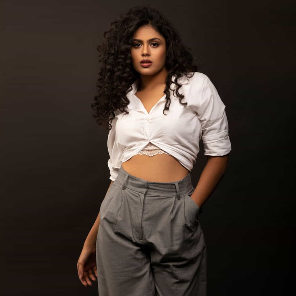 హైదరాబాదీ బ్యూటీ ఫరియా అబ్దుల్లా.. ఒకే ఒక్క సినిమాతో క్రేజీ హీరోయిన్ గా మారిపోయింది. జాతిరత్నాలు సినిమాతో ఫరియా అబ్దుల్లాకు మంచి గ్లామరస్ తారగా గుర్తింపు వచ్చింది. ఇక సోషల్ మీడియా ఫాలోయింగ్ లోను ఈ అమ్మడు దూసుకుపోతుంది. హాట్ ఫోటోస్ తో కుర్రకారును ఉర్రుతలూగిస్తుంది. తాజాగా పోస్ట్ చేసిన ఫొటోస్ అయితే నెక్స్ట్ లెవల్ అంటున్నారు ఫ్యాన్స్..