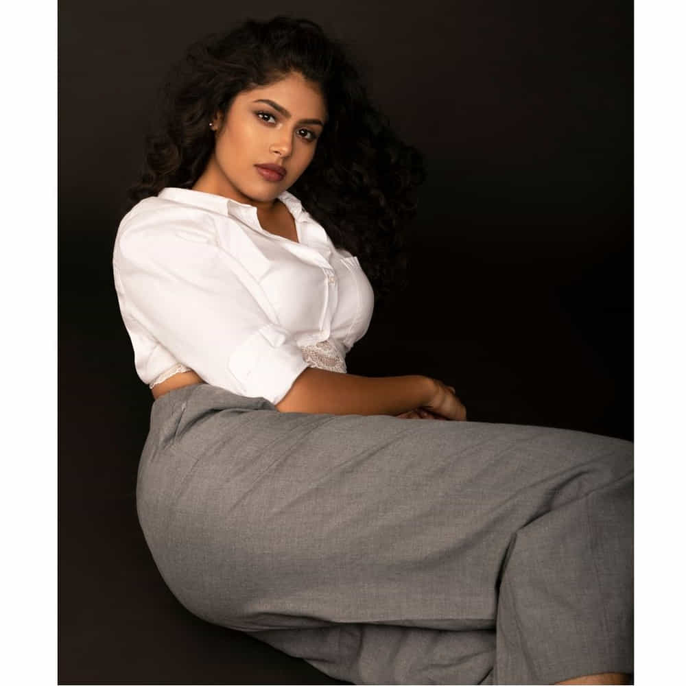 హైదరాబాదీ బ్యూటీ ఫరియా అబ్దుల్లా.. ఒకే ఒక్క సినిమాతో క్రేజీ హీరోయిన్ గా మారిపోయింది. జాతిరత్నాలు సినిమాతో ఫరియా అబ్దుల్లాకు మంచి గ్లామరస్ తారగా గుర్తింపు వచ్చింది. ఇక సోషల్ మీడియా ఫాలోయింగ్ లోను ఈ అమ్మడు దూసుకుపోతుంది. హాట్ ఫోటోస్ తో కుర్రకారును ఉర్రుతలూగిస్తుంది. తాజాగా పోస్ట్ చేసిన ఫొటోస్ అయితే నెక్స్ట్ లెవల్ అంటున్నారు ఫ్యాన్స్..