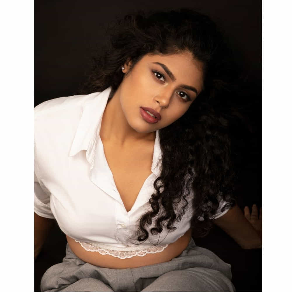 హైదరాబాదీ బ్యూటీ ఫరియా అబ్దుల్లా.. ఒకే ఒక్క సినిమాతో క్రేజీ హీరోయిన్ గా మారిపోయింది. జాతిరత్నాలు సినిమాతో ఫరియా అబ్దుల్లాకు మంచి గ్లామరస్ తారగా గుర్తింపు వచ్చింది. ఇక సోషల్ మీడియా ఫాలోయింగ్ లోను ఈ అమ్మడు దూసుకుపోతుంది. హాట్ ఫోటోస్ తో కుర్రకారును ఉర్రుతలూగిస్తుంది. తాజాగా పోస్ట్ చేసిన ఫొటోస్ అయితే నెక్స్ట్ లెవల్ అంటున్నారు ఫ్యాన్స్..