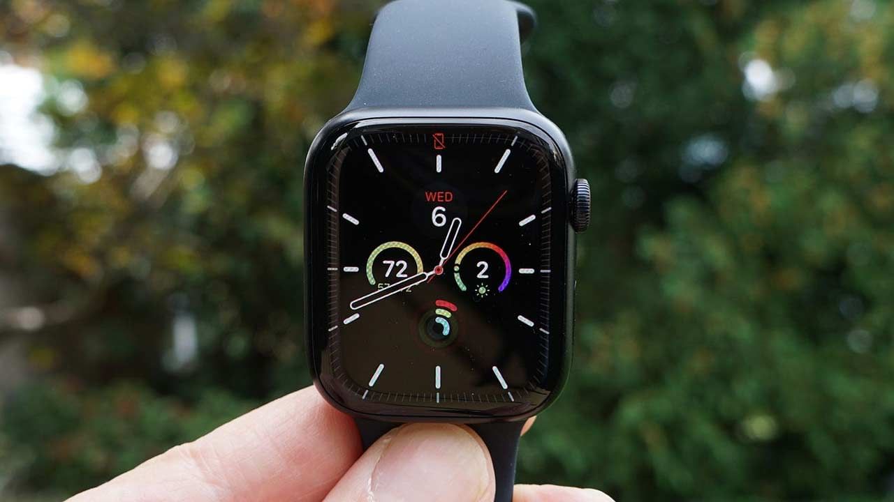 Apple Watch Series 7: If you want to give your dad a memorable gift in his life then you can gift Apple Smart Watch.  This watch is priced at Rs.  29,900.  But you can get it from e-commerce platform Chroma for just Rs.  27,900 can be purchased.  Instead of paying this amount in one go.. it also provides an opportunity to spend in EMI.