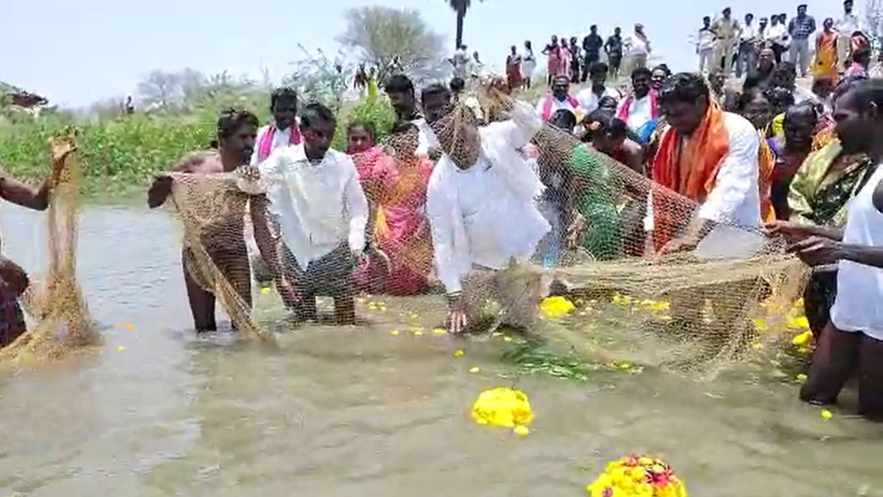 Telangana: చెరువుల పండుగలో ఆసక్తికర సన్నివేశం.. సరదాగా చేపలు పట్టిన మంత్రి..