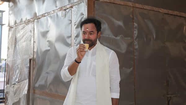 Kishan Reddy: ప్రధాని మోడీ టీ అమ్మిన రైల్వే స్టేషన్ను సందర్శించిన కేంద్ర మంత్రి కిషన్ రెడ్డి