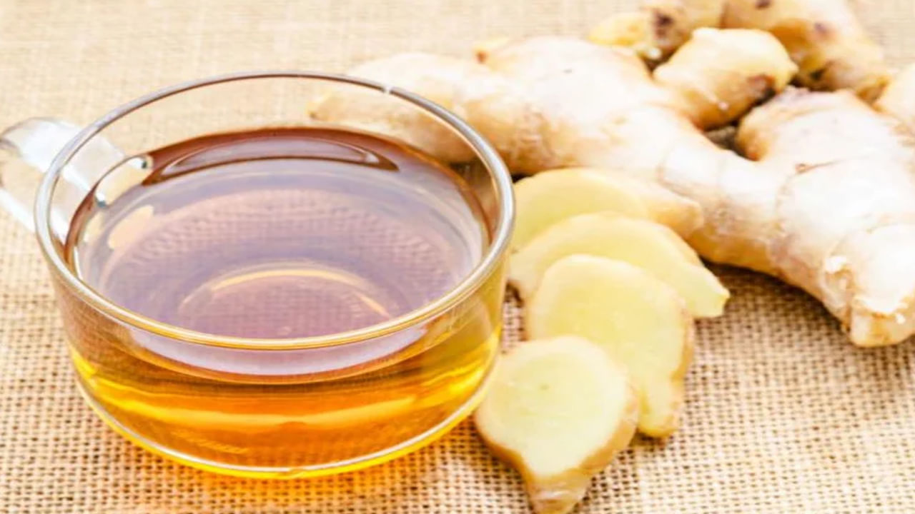 Ginger Tea- అల్లంలో యాంటీ బ్యాక్టీరియల్, యాంటీ ఇన్ఫ్లమేటరీ లక్షణాలు ఉన్నాయి. ఇది రోగనిరోధక శక్తిని పెంచడం ద్వారా ఇన్ఫెక్షన్‌ను దూరం చేస్తుంది. అందువల్ల మీరు జ్వరంతో ఇబ్బంది పడుతున్నట్టయితే.. అల్లం రసం తాగొచ్చు. 