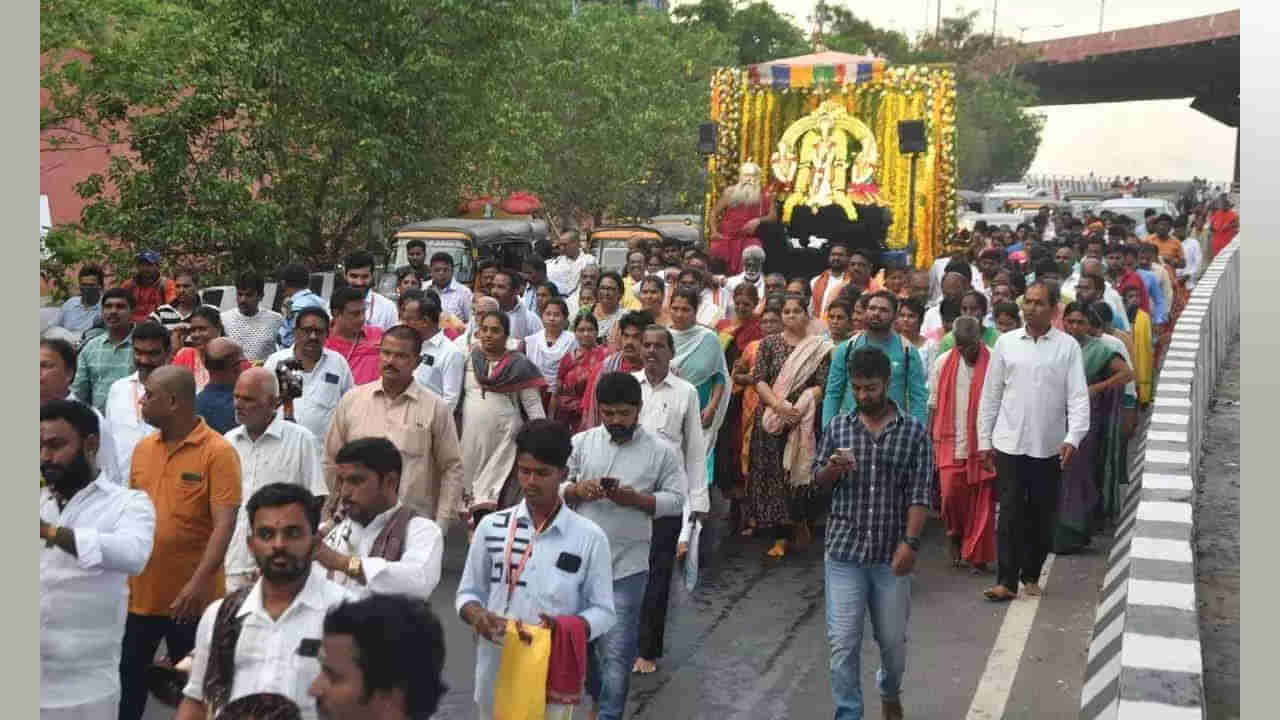 Giri Pradakshina: విజయవాడ ఇంద్రకీలాద్రిలో వైభవంగా సాగిన గిరిప్రదక్షిణ.. భారీగా తరలివచ్చిన భక్త జనం