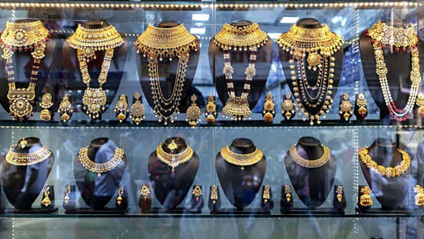 Gold Price Today: పుత్తడి ప్రియులకు గుడ్న్యూస్.. మళ్లీ తగ్గిన బంగారం, వెండి ధరలు.. శుక్రవారం ఎలా ఉన్నాయంటే..?