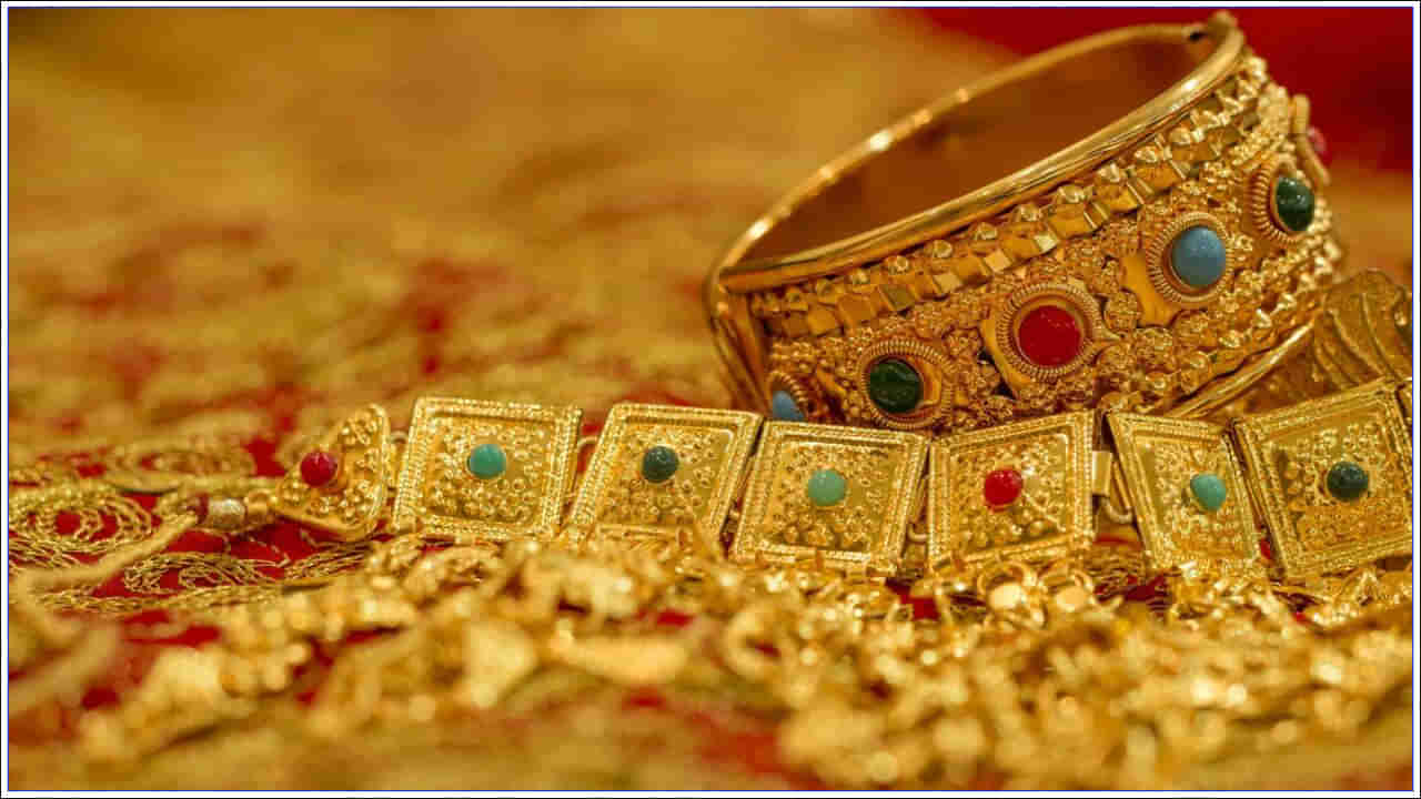 Gold Price Today: మగువలకు గుడ్ న్యూస్.. తగ్గిన బంగారం ధరలు.. తెలుగు రాష్ట్రాల్లో తులం పసిడి ఎంత ఉందంటే..?