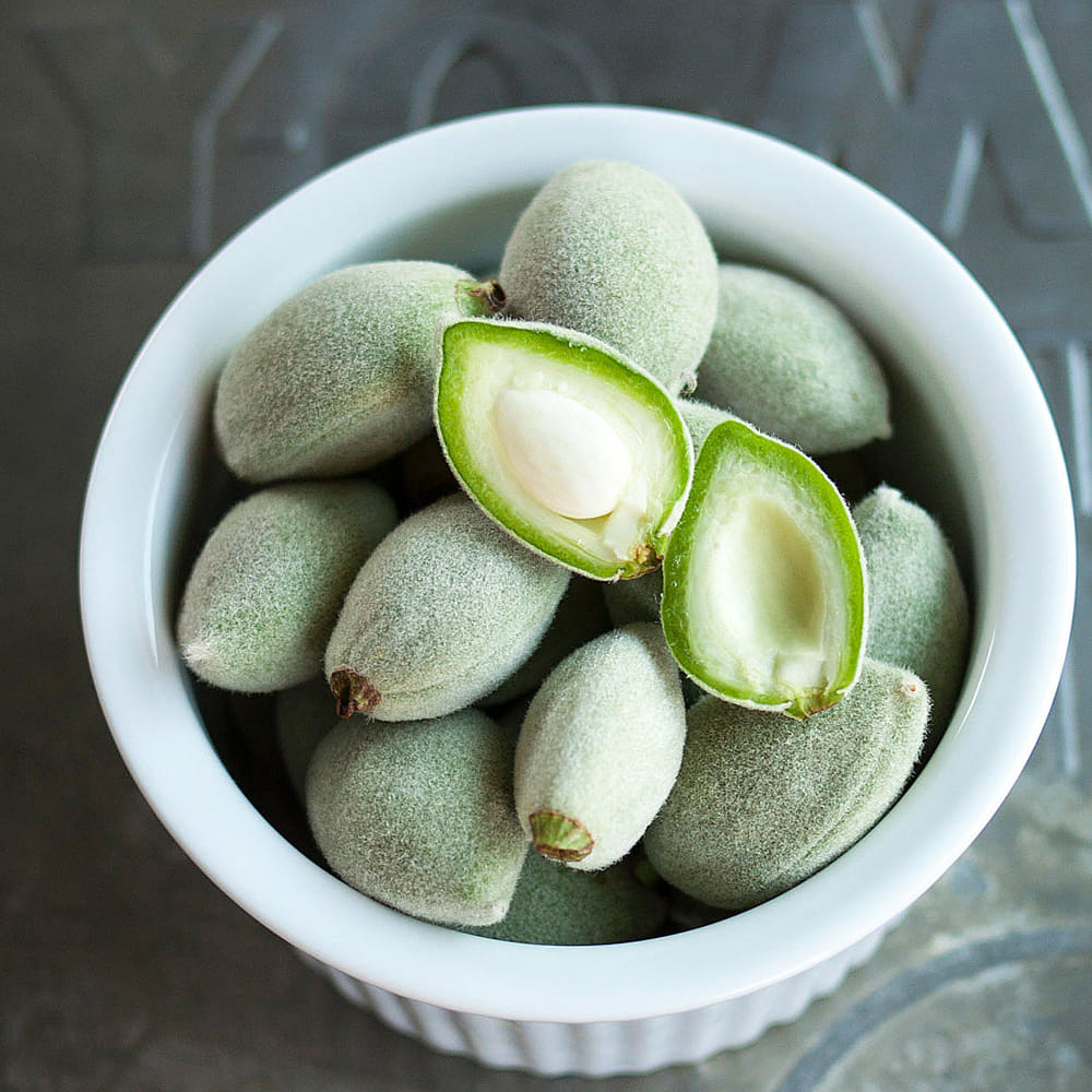 పచ్చి బాదంపప్పును సమతుల్య పరిమాణంలో తింటే ప్రయోజనకరంగా ఉంటుంది, కానీ దానిని అధికంగా తీసుకోవడం 4 విధాలుగా హానికరం. మరి అవేంటో ఇప్పుడు చూద్దాం..