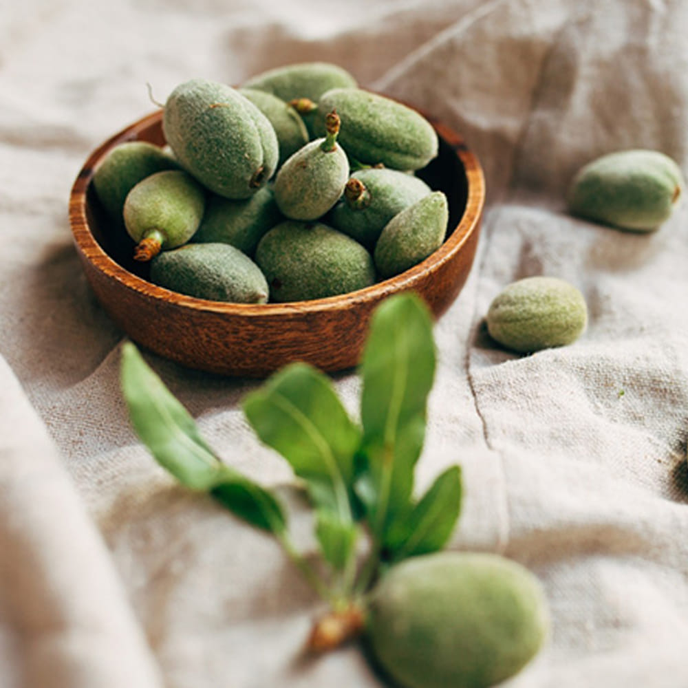 మైగ్రేన్ ఉన్నవారు తినొద్దు.. మైగ్రేన్‌తో బాధపడేవారు పచ్చి బాదం ఎక్కువగా తినకూడదు. ఒకవేళ ఎక్కువగా తింటే ఆ సమస్య మరింత పెరిగే అవకాశం ఉందని నిపుణులు చెబుతున్నారు. బాదం పప్పులో అనేక సమ్మేళనాలు ఉంటాయి. దీని కారణంగా శరీరంలో అనేక రసాయన ప్రతిచర్యలు జరుగుతాయి. అందుకే పచ్చి బాదం పప్పును తినొద్దని వైద్యులు కూడా సూచిస్తారు.