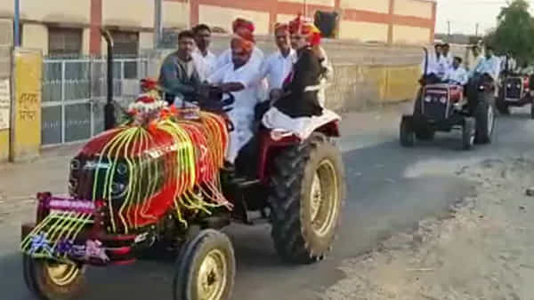 వారెవ్వా.. పెళ్లి కొడుకా మజాకా..! ఏకంగా 51 ట్రాక్టర్లతో ఊరేగింపుతో వచ్చిన వరుడు.. వీడియో చూస్తే వావ్ అనాల్సిందే..