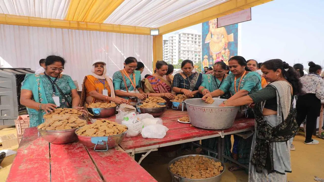 మర దాదా నుండి అన్నకూట ఉత్సవాన్ని శ్రీకష్టభంజనేవ్ హనుమాన్ దాదా ప్రారంభించగా.. గొప్ప అన్నకూట ఉత్సవాన్ని జరిపించారు. ఇందుకోసం వేలాది మంది భక్తులు తమ ఇళ్ల నుంచి దాదాకు అన్నకూట్‌ను తయారు చేసి కథాస్థలికి తీసుకొచ్చారు.