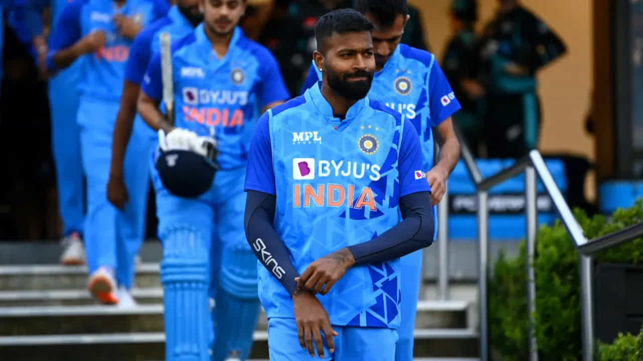 పాండ్యా 2022లో తన తొలి ఎడిషన్‌లో గుజరాత్ టైటాన్స్‌ను టైటిల్‌కు తీసుకెళ్లాడు. ఐపీఎల్ 16వ ఎడిషన్‌లో కూడా అతను జట్టును ఫైనల్స్‌కు చేర్చాడు. కానీ, ఫైనల్ మ్యాచ్‌లో చెన్నై సూపర్ కింగ్స్‌తో జరిగిన మ్యాచ్‌లో చివరి బంతికి ఓడి నిరాశకు గురయ్యాడు.