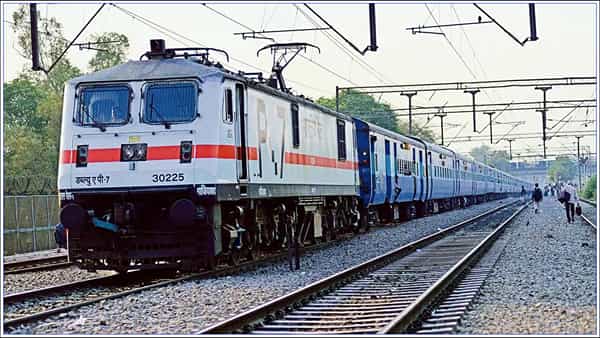Indian Railways: రైలు ప్రయాణికులకు శుభవార్త.. ఇకపై రూ.20 లకే భోజనం.. రూ.3 లకే తాగునీరు..