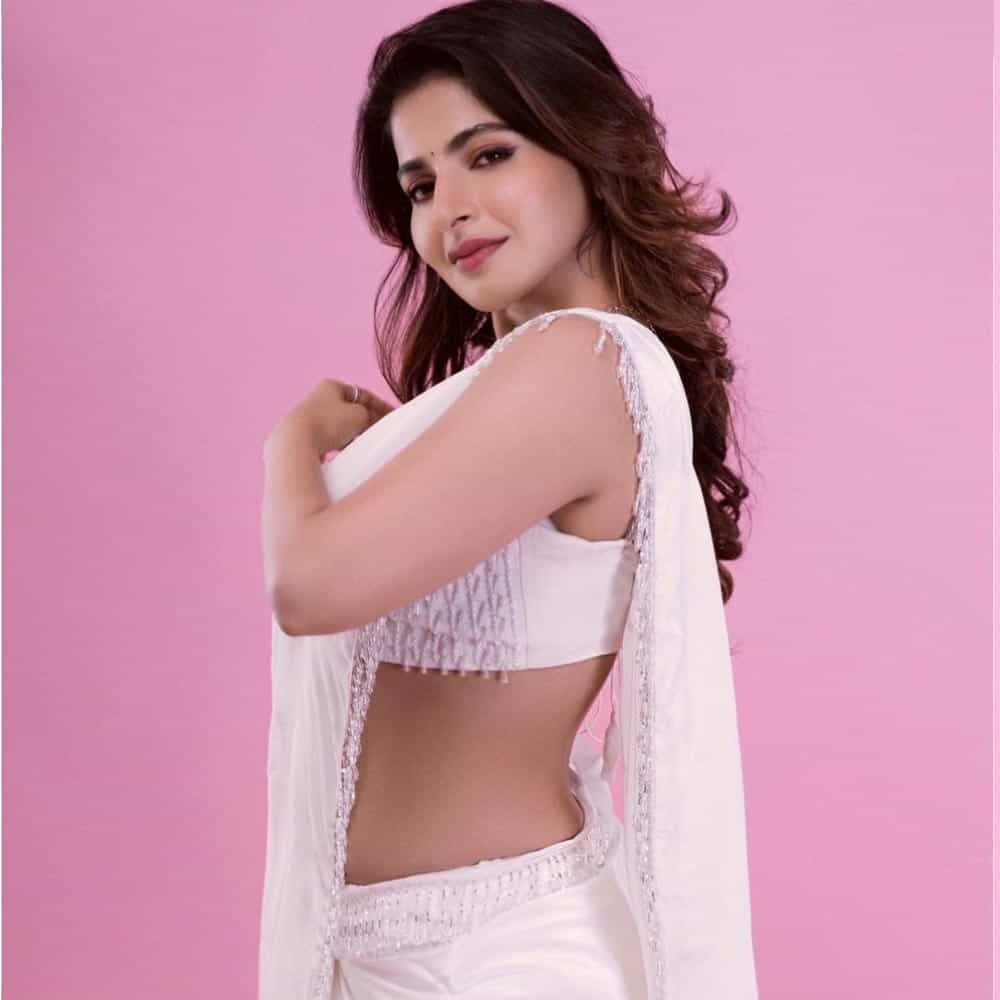 తాజాగా ఐశ్వర్య సోషల్ మీడియాలో షేర్ చేసిన ఫోటోస్ తెగ వైరలవుతున్నాయి.