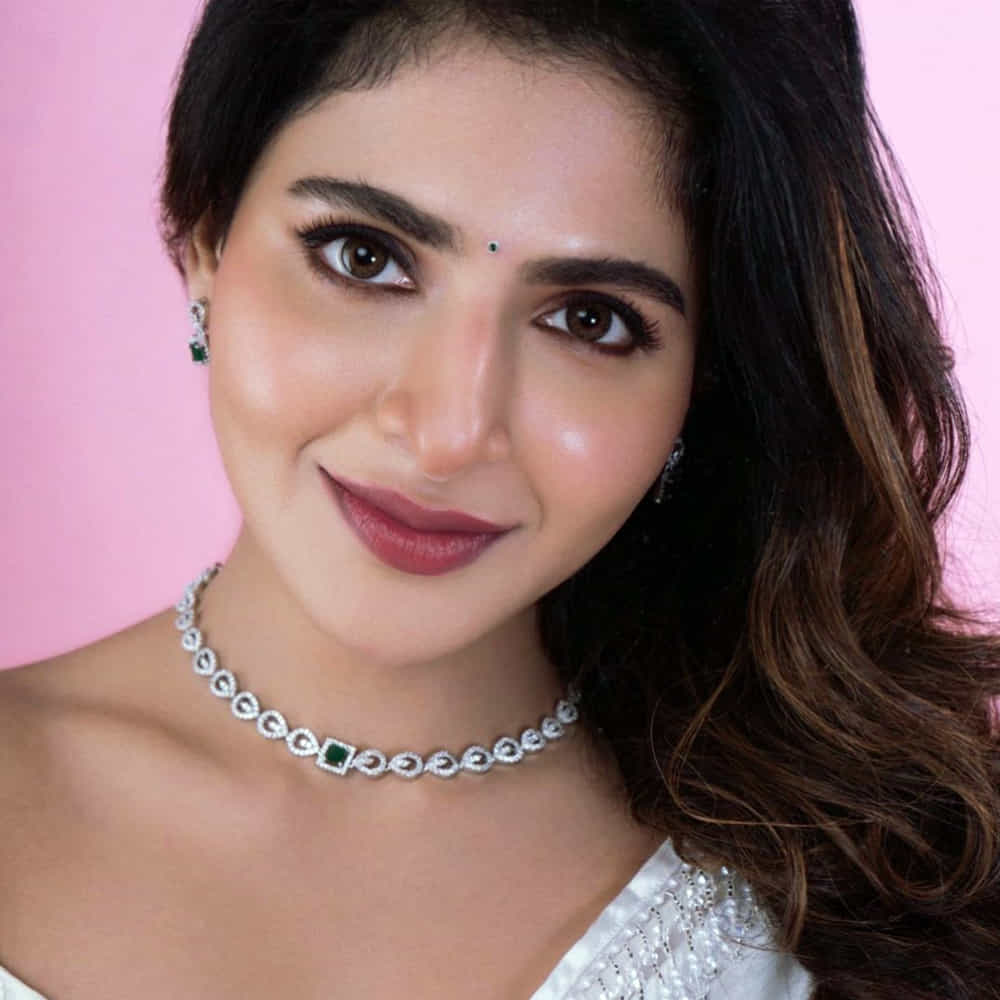 తమిళంలో 'కదిలిల్ సోదప్పువదు ఎప్పడి' సినిమాతో తన కెరీర్ను ప్రారంభించింది తమిళ బ్యూటీ ఐశ్వర్య మీనన్. తెలుగులో ఒకే ఒక్క సినిమాలో తళుక్కున మెరిసింది. ‘లవ్ ఫెయిల్యూర్’ అనే సినిమాతో తెలుగు తెరకు పరిచయం అయ్యింది ఈ ముద్దుగుమ్మ.ఇదిలా ఉంటె ఈ అమ్మడు సోషల్ మీడియా లో ఫాలోయింగ్ మాత్రం నెక్స్ట్ లెవల్ అనే చెప్పాలి. తనదైన అందంతో కుర్రకారుకి గాళం వేస్తుంటుంది. తాజా ఫొటోస్ చూస్తే మీరు ఫిదా అవ్వాల్సిందే..