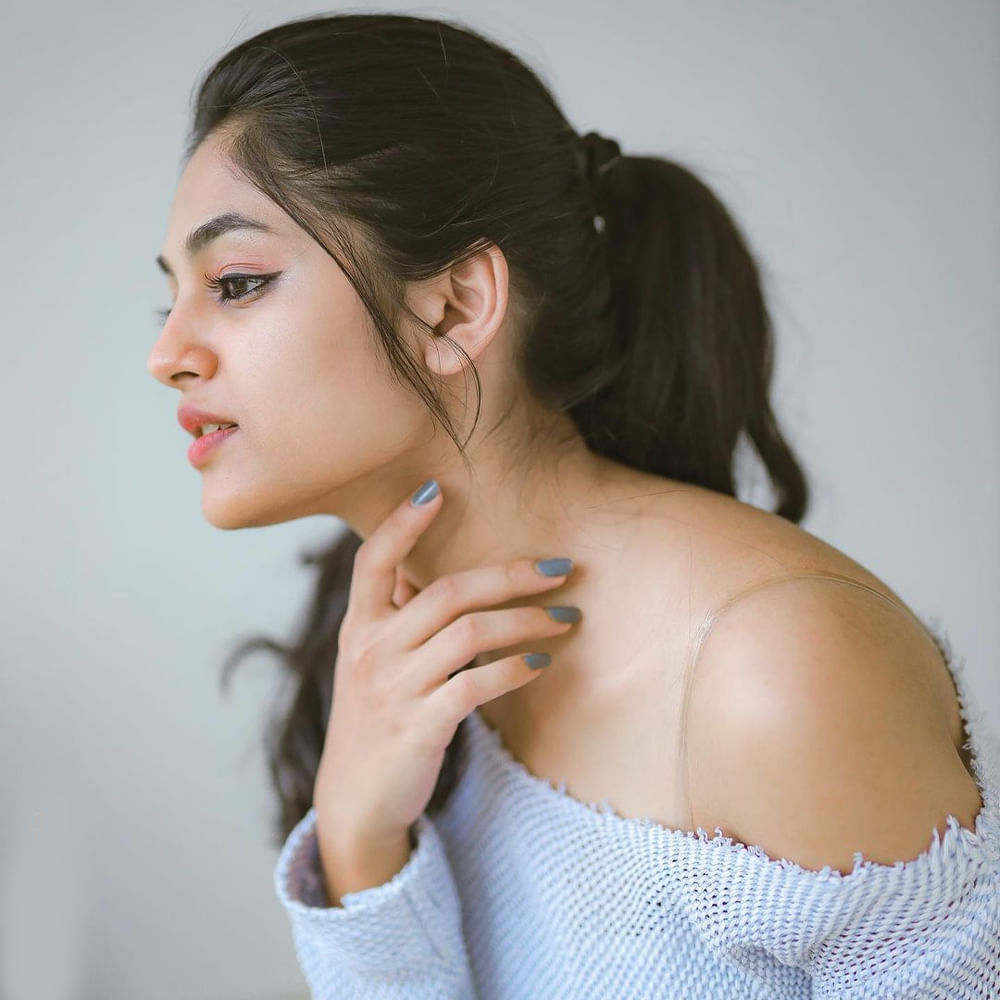 లవ్ టుడే చిత్రంతో ప్రేక్షకులను ఆకట్టుకుంది అందాల తార ఇవానా. ఈ చిత్రంలో అందం అభినయంతో మెప్పించింది ఈ భామ. ప్రస్తుతం తమిళంలో ధోని ఎంటర్టైన్మెంట్స్ బ్యానర్ లో LGM చిత్రంతో పాటు కాల్వన్, కాంప్లెక్స్ చిత్రాల్లో నటిస్తుంది. తెలుగులో ‘రౌడీ బాయ్స్’ ఫేమ్ ఆశిష్ రెడ్డికి జోడిగా సెల్ఫిష్ చిత్రంలో నటిస్తుంది ఈ ముద్దుగుమ్మ. తాజాగా ఈమె షేర్ చేసిన ఫోటోలకు కుర్రాళ్ళు తగ లైక్స్ కొడుతున్నారు.