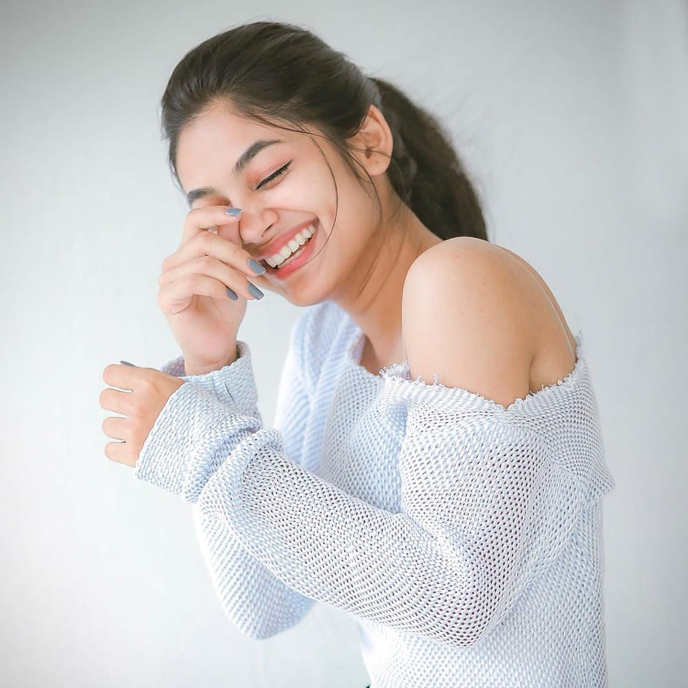 లవ్ టుడే చిత్రంతో ప్రేక్షకులను ఆకట్టుకుంది అందాల తార ఇవానా. ఈ చిత్రంలో అందం అభినయంతో మెప్పించింది ఈ భామ. ప్రస్తుతం తమిళంలో ధోని ఎంటర్టైన్మెంట్స్ బ్యానర్ లో LGM చిత్రంతో పాటు కాల్వన్, కాంప్లెక్స్ చిత్రాల్లో నటిస్తుంది. తెలుగులో ‘రౌడీ బాయ్స్’ ఫేమ్ ఆశిష్ రెడ్డికి జోడిగా సెల్ఫిష్ చిత్రంలో నటిస్తుంది ఈ ముద్దుగుమ్మ. తాజాగా ఈమె షేర్ చేసిన ఫోటోలకు కుర్రాళ్ళు తగ లైక్స్ కొడుతున్నారు.