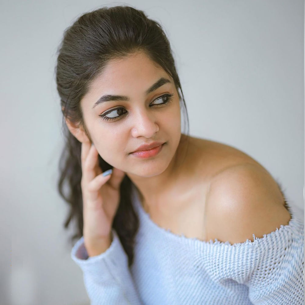 లవ్ టుడే చిత్రంతో ప్రేక్షకులను ఆకట్టుకుంది అందాల తార ఇవానా. ఈ చిత్రంలో అందం అభినయంతో మెప్పించింది ఈ భామ. ప్రస్తుతం తమిళంలో ధోని ఎంటర్టైన్మెంట్స్ బ్యానర్ లో LGM చిత్రంతో పాటు కాల్వన్, కాంప్లెక్స్ చిత్రాల్లో నటిస్తుంది. తెలుగులో ‘రౌడీ బాయ్స్’ ఫేమ్ ఆశిష్ రెడ్డికి జోడిగా సెల్ఫిష్ చిత్రంలో నటిస్తుంది ఈ ముద్దుగుమ్మ. తాజాగా ఈమె షేర్ చేసిన ఫోటోలకు కుర్రాళ్ళు తగ లైక్స్ కొడుతున్నారు.