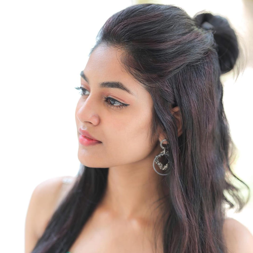 లవ్ టుడే చిత్రంతో ప్రేక్షకులను ఆకట్టుకుంది అందాల తార ఇవానా. ఈ చిత్రంలో అందం అభినయంతో మెప్పించింది ఈ భామ. ప్రస్తుతం తమిళంలో ధోని ఎంటర్టైన్మెంట్స్ బ్యానర్ లో LGM చిత్రంతో పాటు కాల్వన్, కాంప్లెక్స్ చిత్రాల్లో నటిస్తుంది. తెలుగులో ‘రౌడీ బాయ్స్’ ఫేమ్ ఆశిష్ రెడ్డికి జోడిగా సెల్ఫిష్ చిత్రంలో నటిస్తుంది ఈ ముద్దుగుమ్మ. తాజాగా ఈమె షేర్ చేసిన ఫోటోలకు కుర్రాళ్ళు తగ లైక్స్ కొడుతున్నారు.