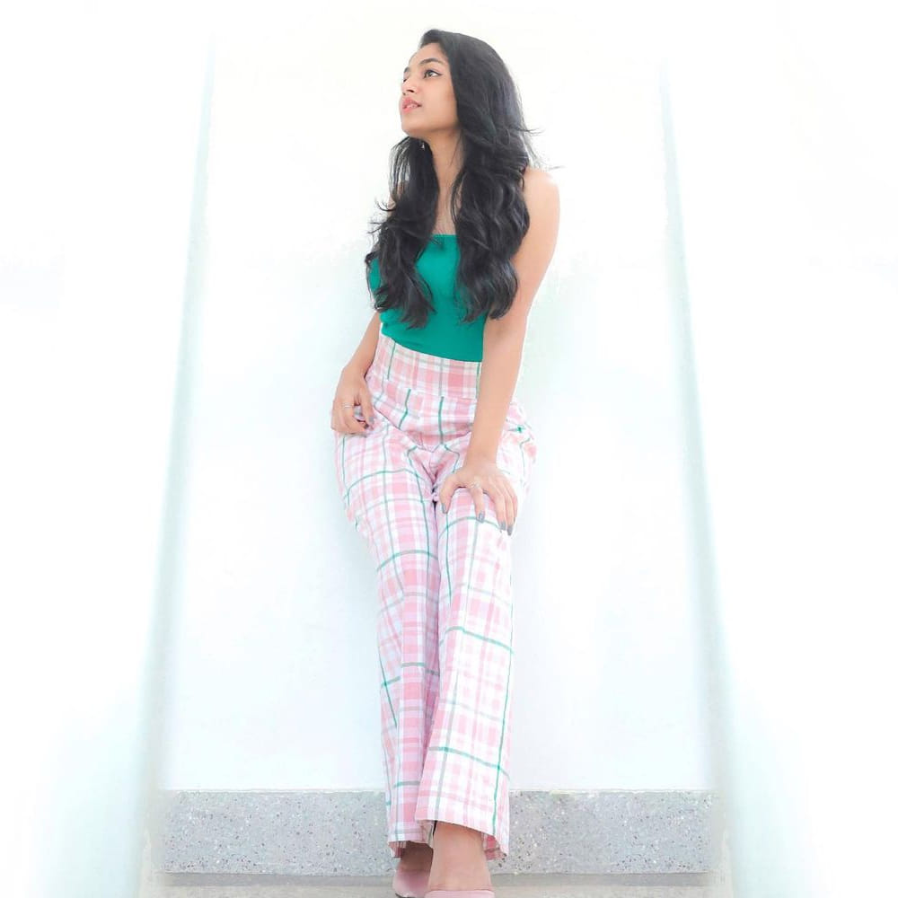 లవ్ టుడే చిత్రంతో ప్రేక్షకులను ఆకట్టుకుంది అందాల తార ఇవానా. ఈ చిత్రంలో అందం అభినయంతో మెప్పించింది ఈ భామ. ప్రస్తుతం తమిళంలో ధోని ఎంటర్టైన్మెంట్స్ బ్యానర్ లో LGM చిత్రంతో పాటు కాల్వన్, కాంప్లెక్స్ చిత్రాల్లో నటిస్తుంది. తెలుగులో ‘రౌడీ బాయ్స్’ ఫేమ్ ఆశిష్ రెడ్డికి జోడిగా సెల్ఫిష్ చిత్రంలో నటిస్తుంది ఈ ముద్దుగుమ్మ. తాజాగా ఈమె షేర్ చేసిన ఫోటోలకు కుర్రాళ్ళు తగ లైక్స్ కొడుతున్నారు.