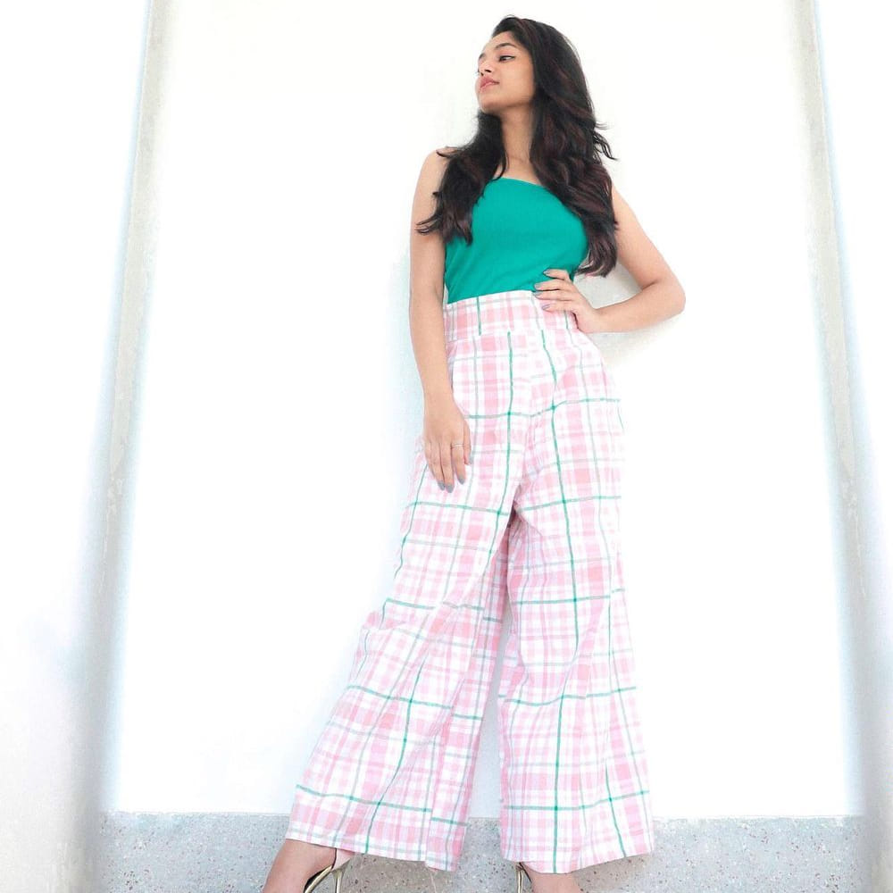 లవ్ టుడే చిత్రంతో ప్రేక్షకులను ఆకట్టుకుంది అందాల తార ఇవానా. ఈ చిత్రంలో అందం అభినయంతో మెప్పించింది ఈ భామ. ప్రస్తుతం తమిళంలో ధోని ఎంటర్టైన్మెంట్స్ బ్యానర్ లో LGM చిత్రంతో పాటు కాల్వన్, కాంప్లెక్స్ చిత్రాల్లో నటిస్తుంది. తెలుగులో ‘రౌడీ బాయ్స్’ ఫేమ్ ఆశిష్ రెడ్డికి జోడిగా సెల్ఫిష్ చిత్రంలో నటిస్తుంది ఈ ముద్దుగుమ్మ. తాజాగా ఈమె షేర్ చేసిన ఫోటోలకు కుర్రాళ్ళు తగ లైక్స్ కొడుతున్నారు.