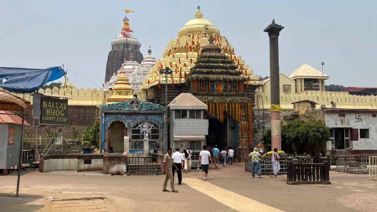 హోటల్ బుకింగ్: జగన్నాథ రథయాత్ర సమయంలో ఆలయం చుట్టూ ఉండే ప్రదేశాలు భక్తులతో  నిండిపోతాయి. కనుక ఇక్కడ గంటల తరబడి గడపాల్సి వస్తే.. అప్పుడు అది ఇబ్బందిగా మారుతుంది. కనుక పురీ రథ యాత్రకు బయలుదేరే ముందు, హోటల్, ధర్మశాల లేదా ఆశ్రమంలో ముందస్తుగా ఏర్పాట్లు చేసుకోండి. 